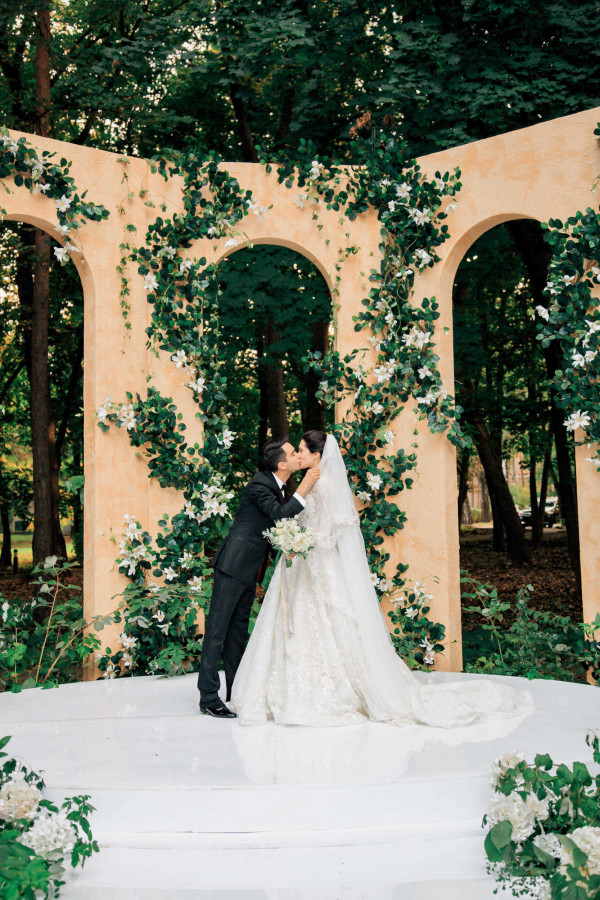 Романтичная свадьба в зеленом лесу