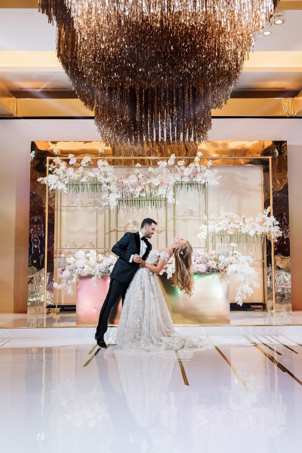 Свадьба в окружении золота и нежных цветов