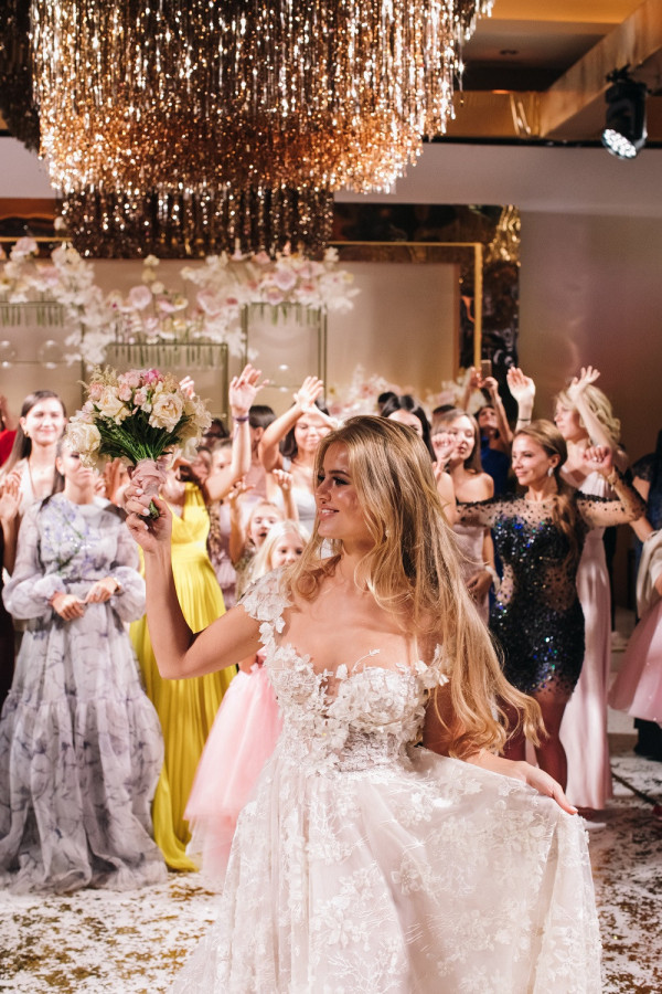 Свадьба в окружении золота и нежных цветов