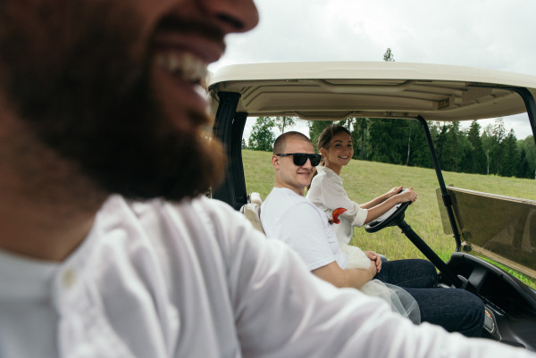 Свадебная вечеринка c мороженым и бургерами