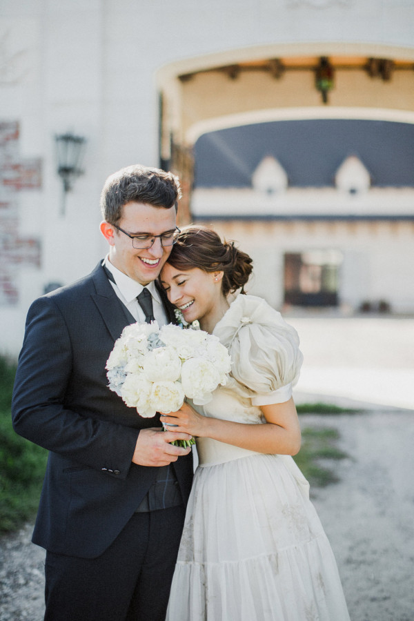 Солнечная свадьба в замке недалеко от Москвы