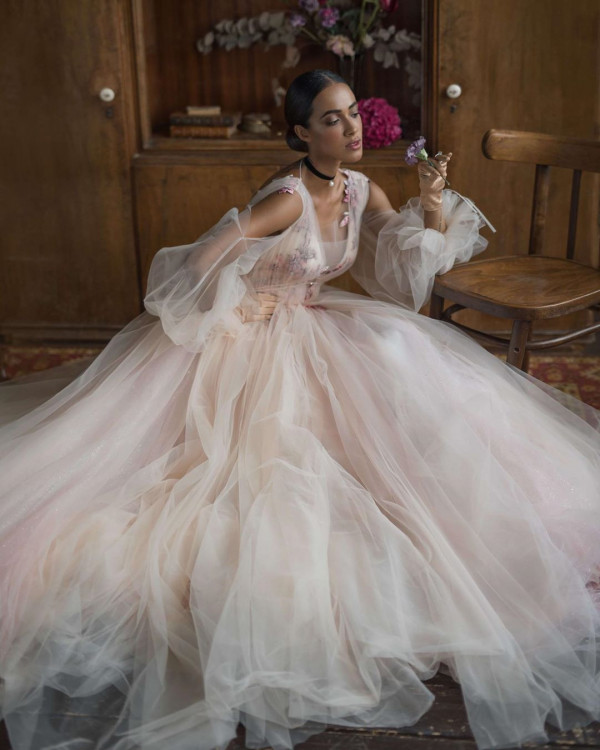 Платье с прозрачными рукавами — легкий вариант