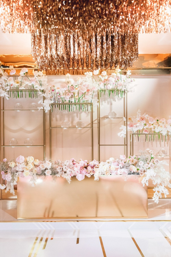 Свадьба в окружении золота и нежных цветов