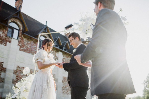 Солнечная свадьба в замке недалеко от Москвы