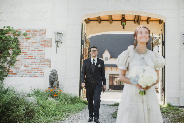 Солнечная свадьба в замке недалеко от Москвы