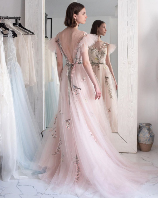 Свадебные платья: 10 нежно-розовых вариантов