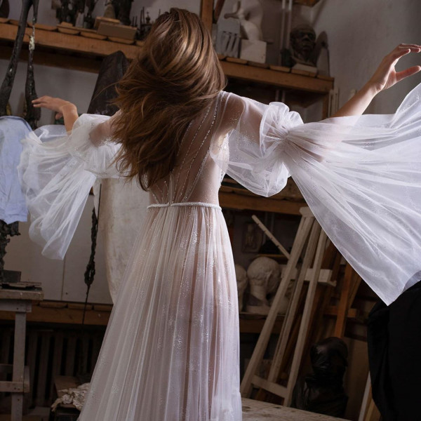 Платье с прозрачными рукавами — легкий вариант