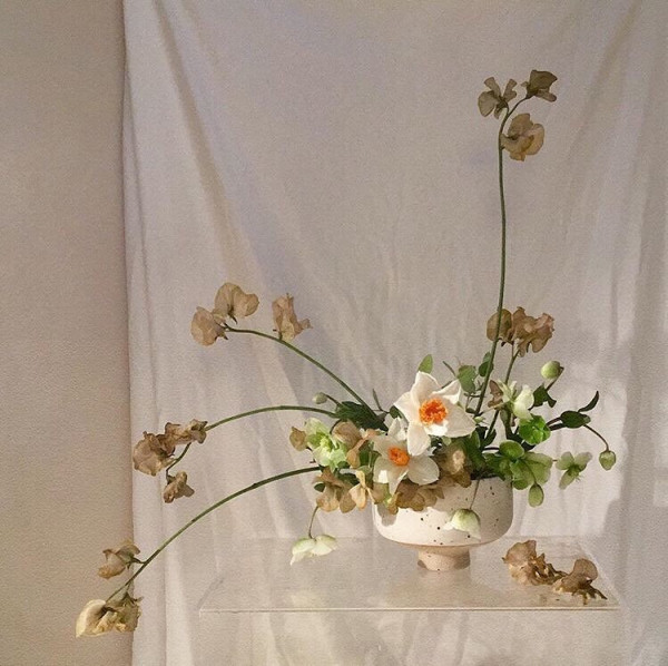 Платье с прозрачными рукавами — легкий вариант