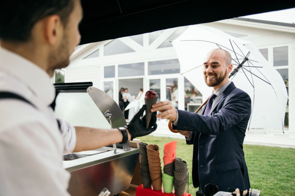 Свадебная вечеринка c мороженым и бургерами