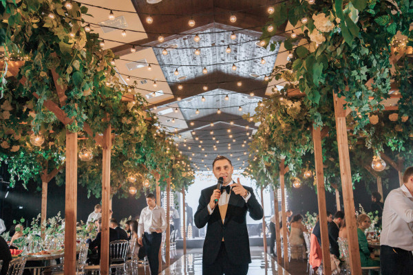 Романтичная свадьба в зеленом лесу