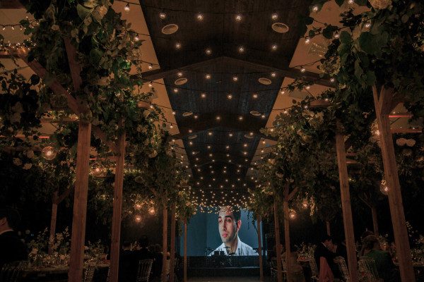 Романтичная свадьба в зеленом лесу