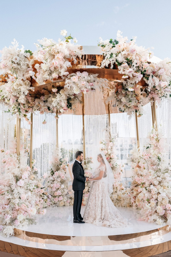 Свадьба в окружении золота и нежных цветов