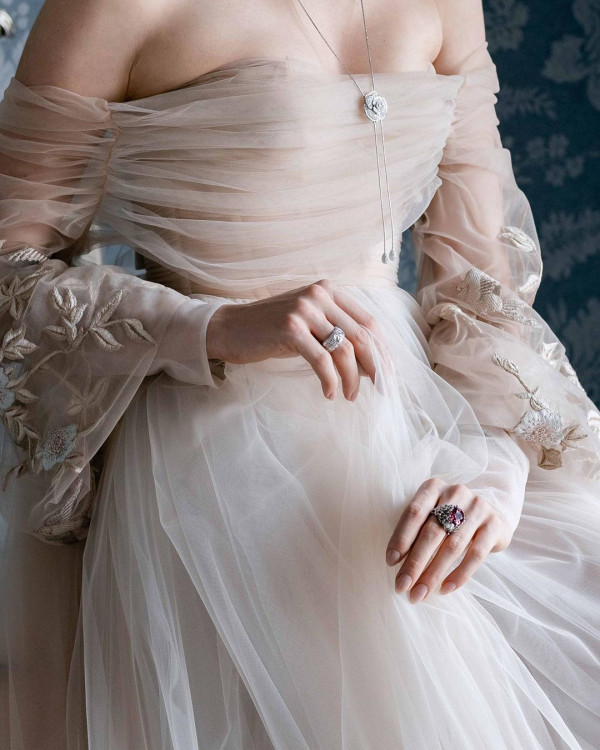 Платье с прозрачными рукавами — легкий вариант