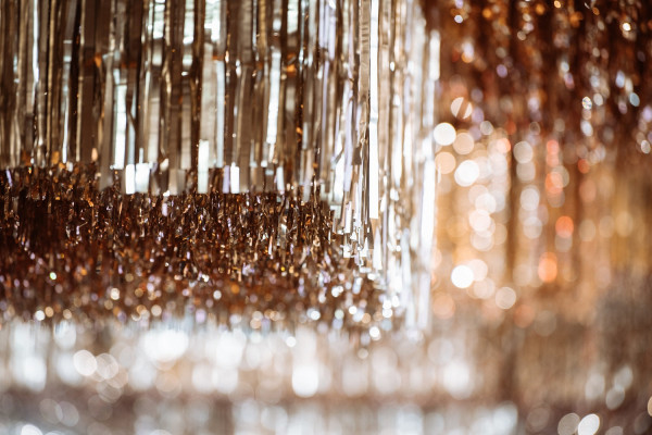 Свадьба в окружении золота и нежных цветов