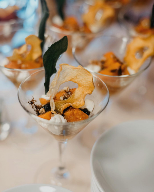 Кейтеринги, которым стоит доверить свой свадебный ужин