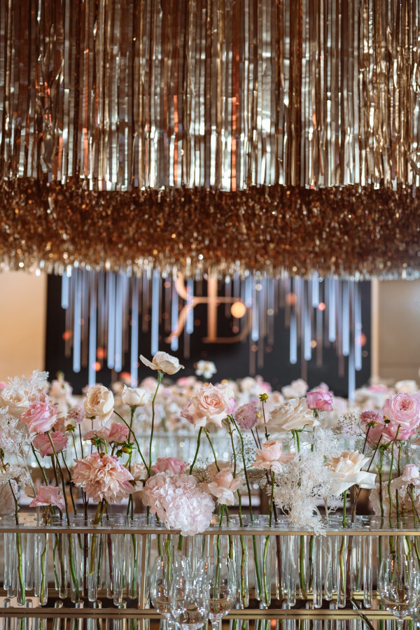 Свадьба в окружении золота и нежных цветов