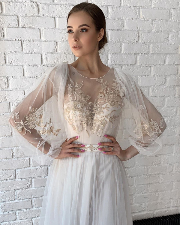 Платье с прозрачными рукавами — легкий вариант