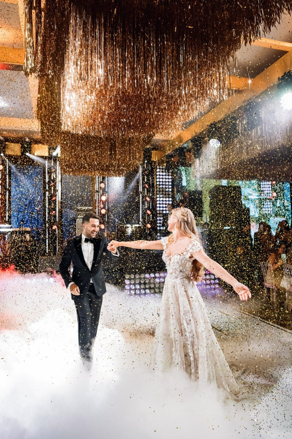 Свадьба в окружении золота и нежных цветов