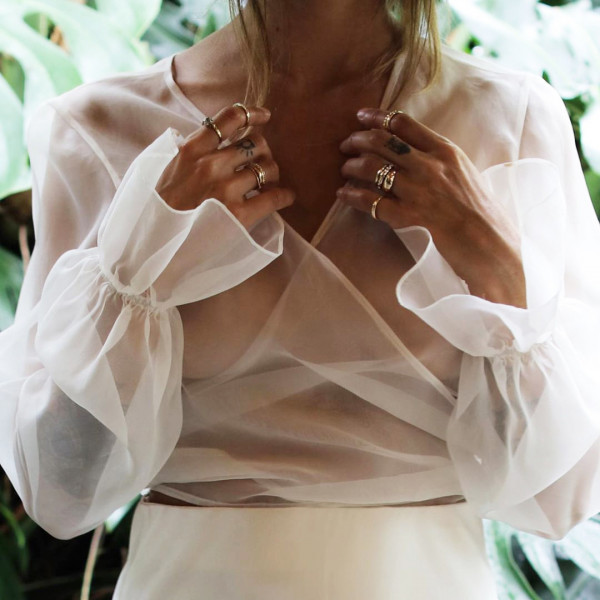 Платье с прозрачными рукавами — легкий вариант