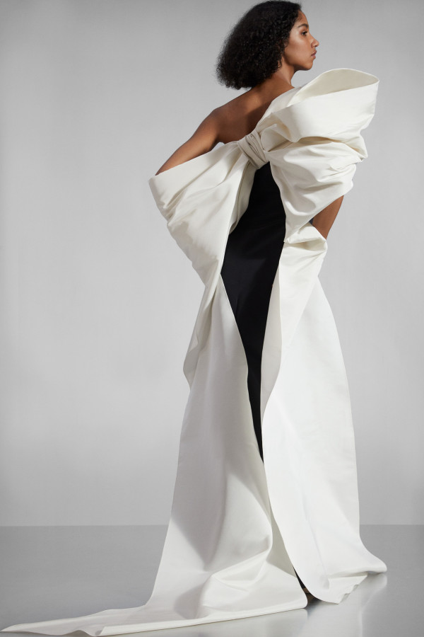 Свадебные платья с крупными бантами – тренд