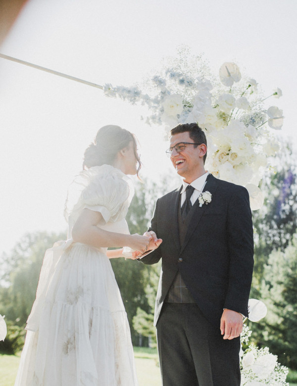 Солнечная свадьба в замке недалеко от Москвы