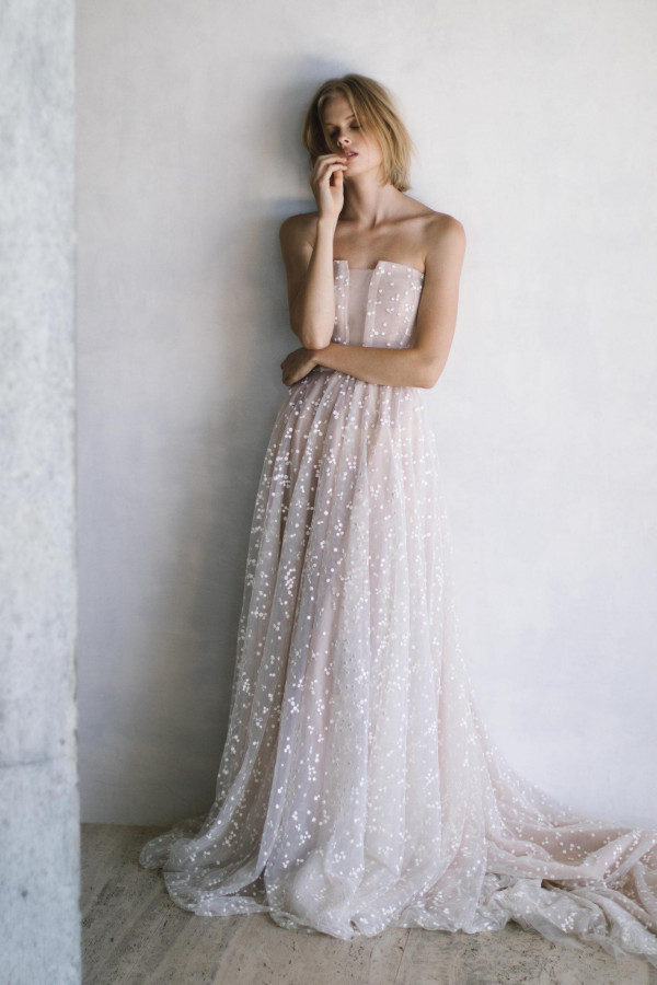 Свадебные платья: 10 нежно-розовых вариантов