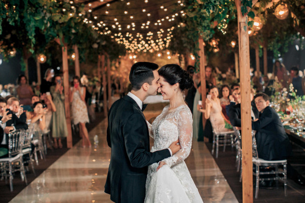 Романтичная свадьба в зеленом лесу