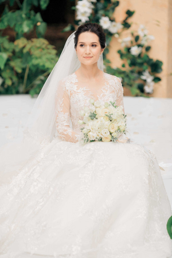 Романтичная свадьба в зеленом лесу