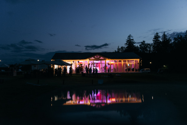 Свадебная вечеринка c мороженым и бургерами