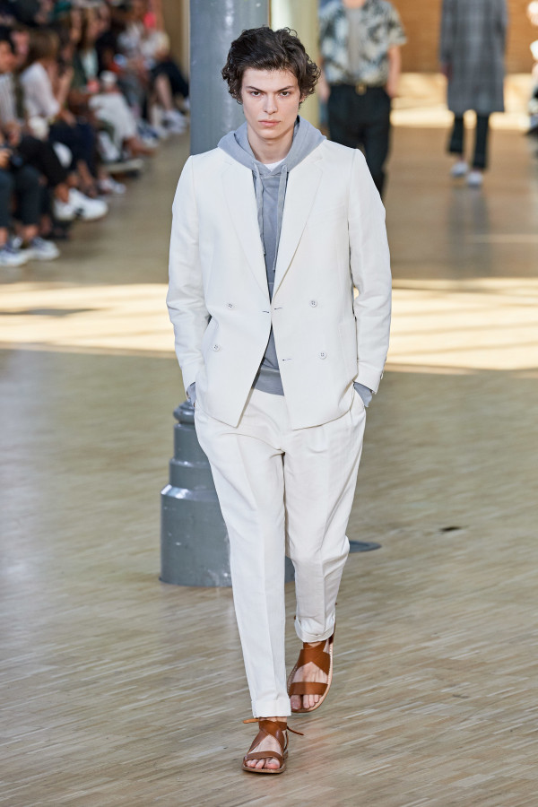 Костюм жениха в пастельных тонах — тренд