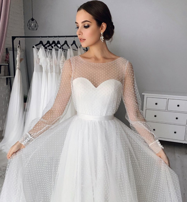 Платье с прозрачными рукавами — легкий вариант