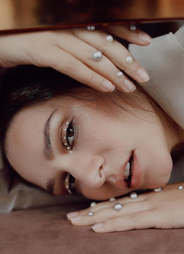 Макияж с жемчугом — идея для смелых