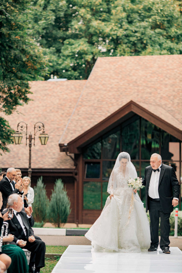 Романтичная свадьба в зеленом лесу