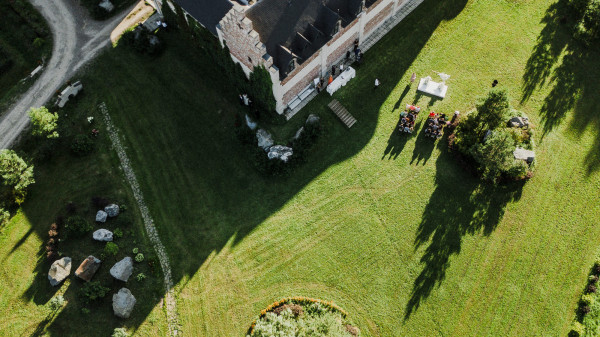 Солнечная свадьба в замке недалеко от Москвы