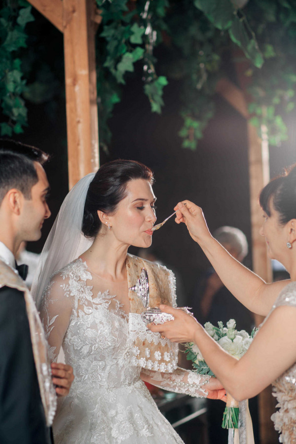 Романтичная свадьба в зеленом лесу