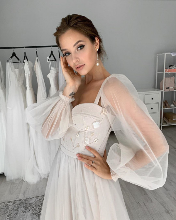 Платье с прозрачными рукавами — легкий вариант