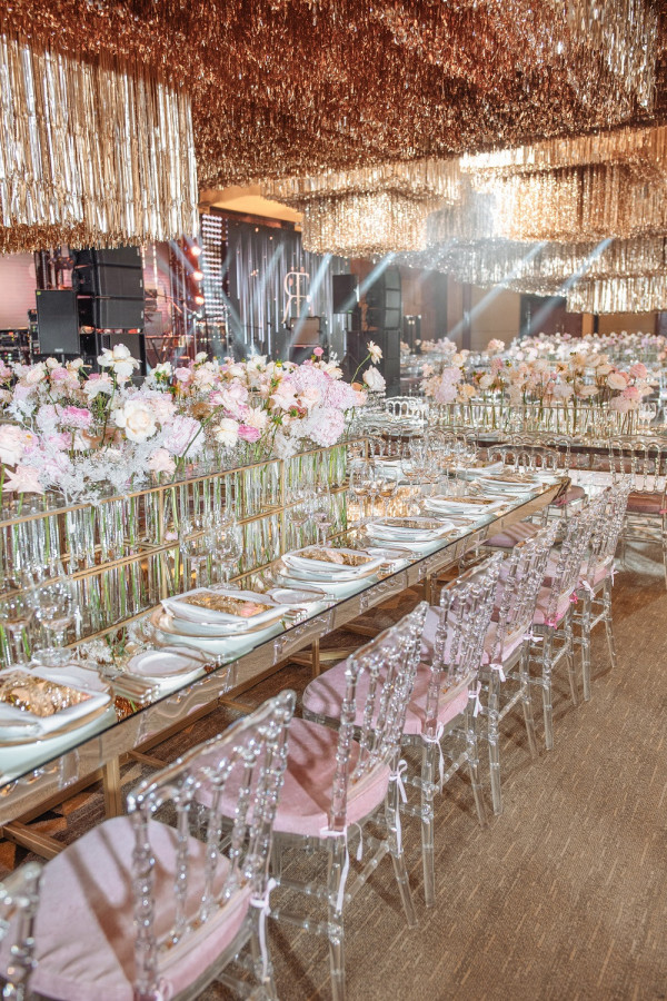 Свадьба в окружении золота и нежных цветов