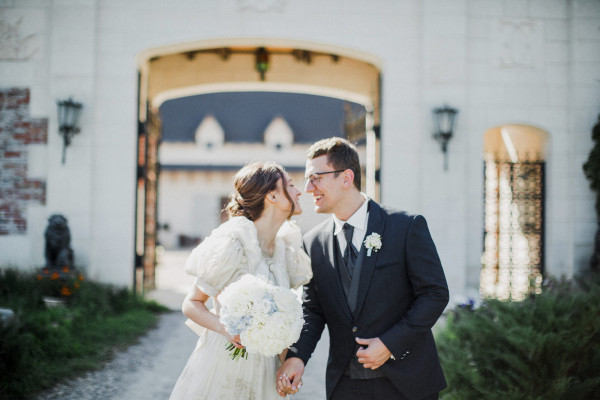 Солнечная свадьба в замке недалеко от Москвы