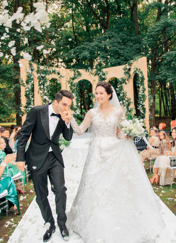 Романтичная свадьба в зеленом лесу