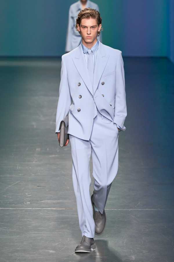 Костюм жениха в пастельных тонах — тренд