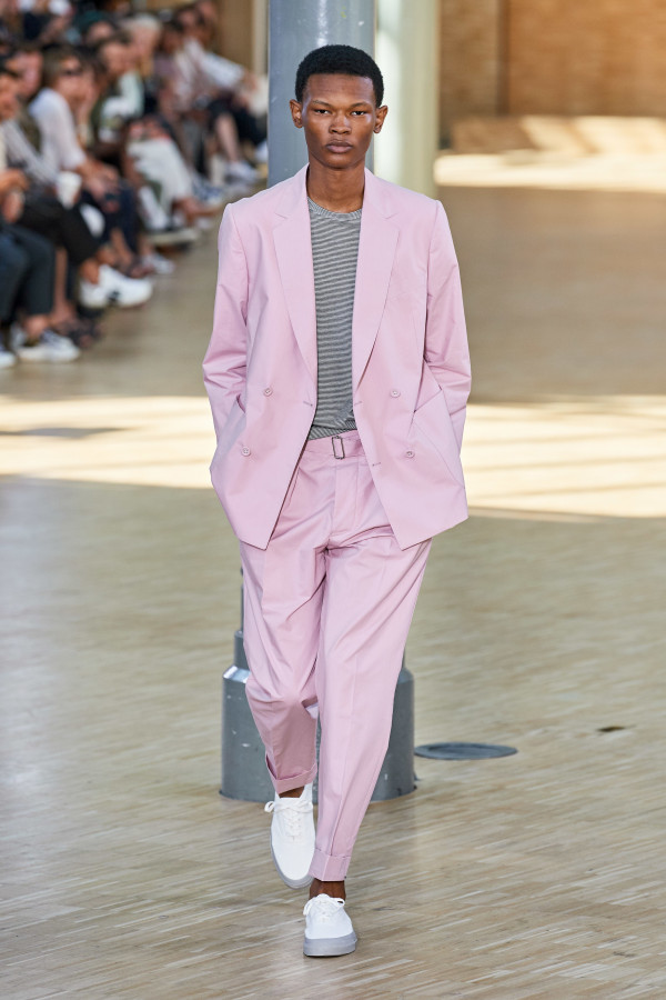 Костюм жениха в пастельных тонах — тренд