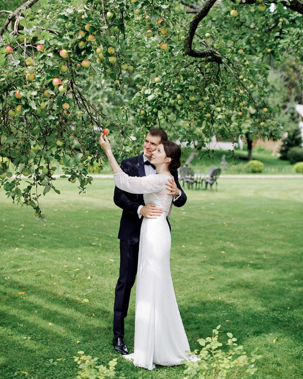 Платье с прозрачными рукавами — легкий вариант