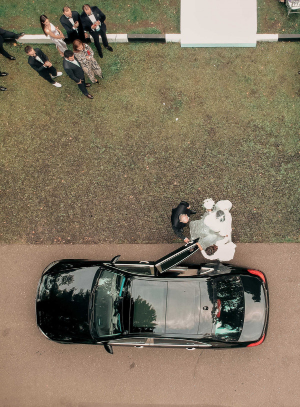 Романтичная свадьба в зеленом лесу