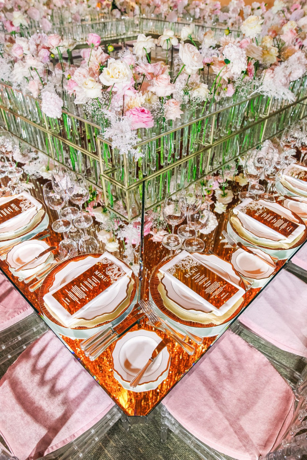 Свадьба в окружении золота и нежных цветов