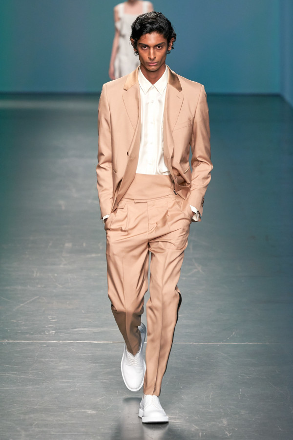 Костюм жениха в пастельных тонах — тренд