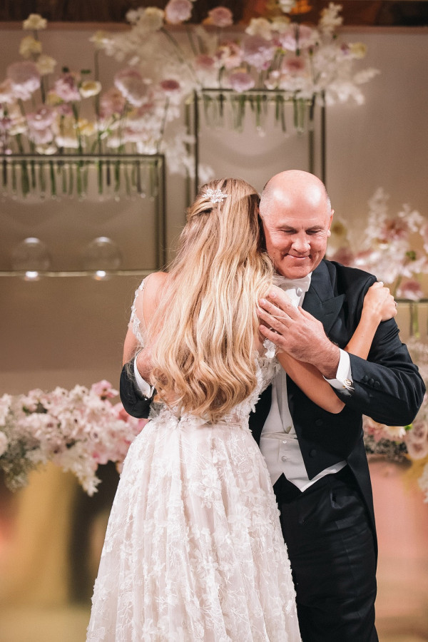 Свадьба в окружении золота и нежных цветов