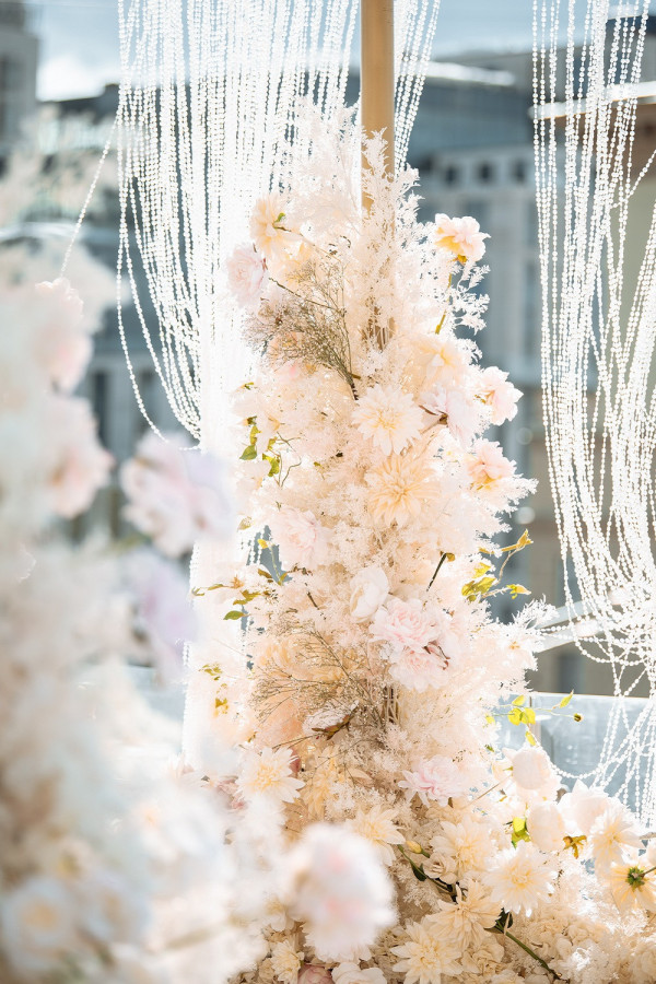 Свадьба в окружении золота и нежных цветов