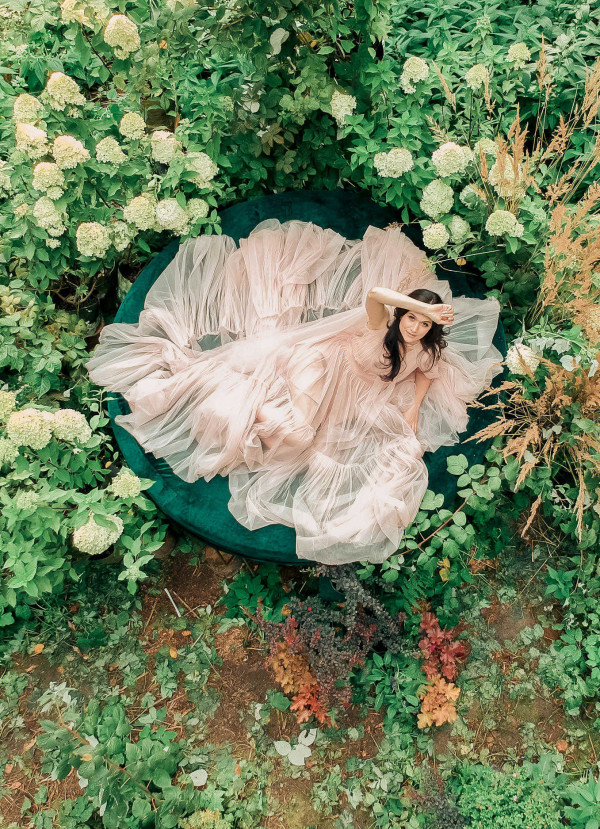 Романтичная свадьба в зеленом лесу