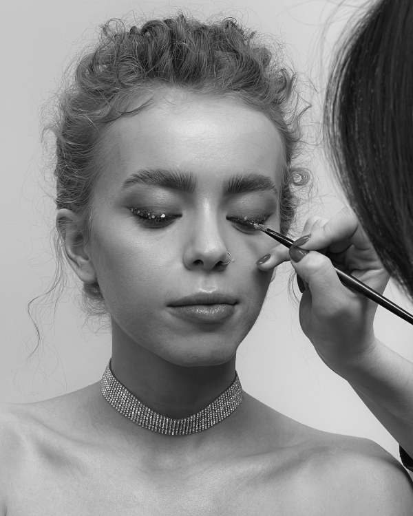 Стразы в свадебном макияже: мнение профессионалов