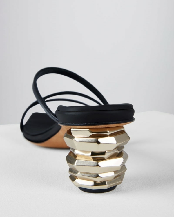 Акцентный каблук в образе невесты: с чем